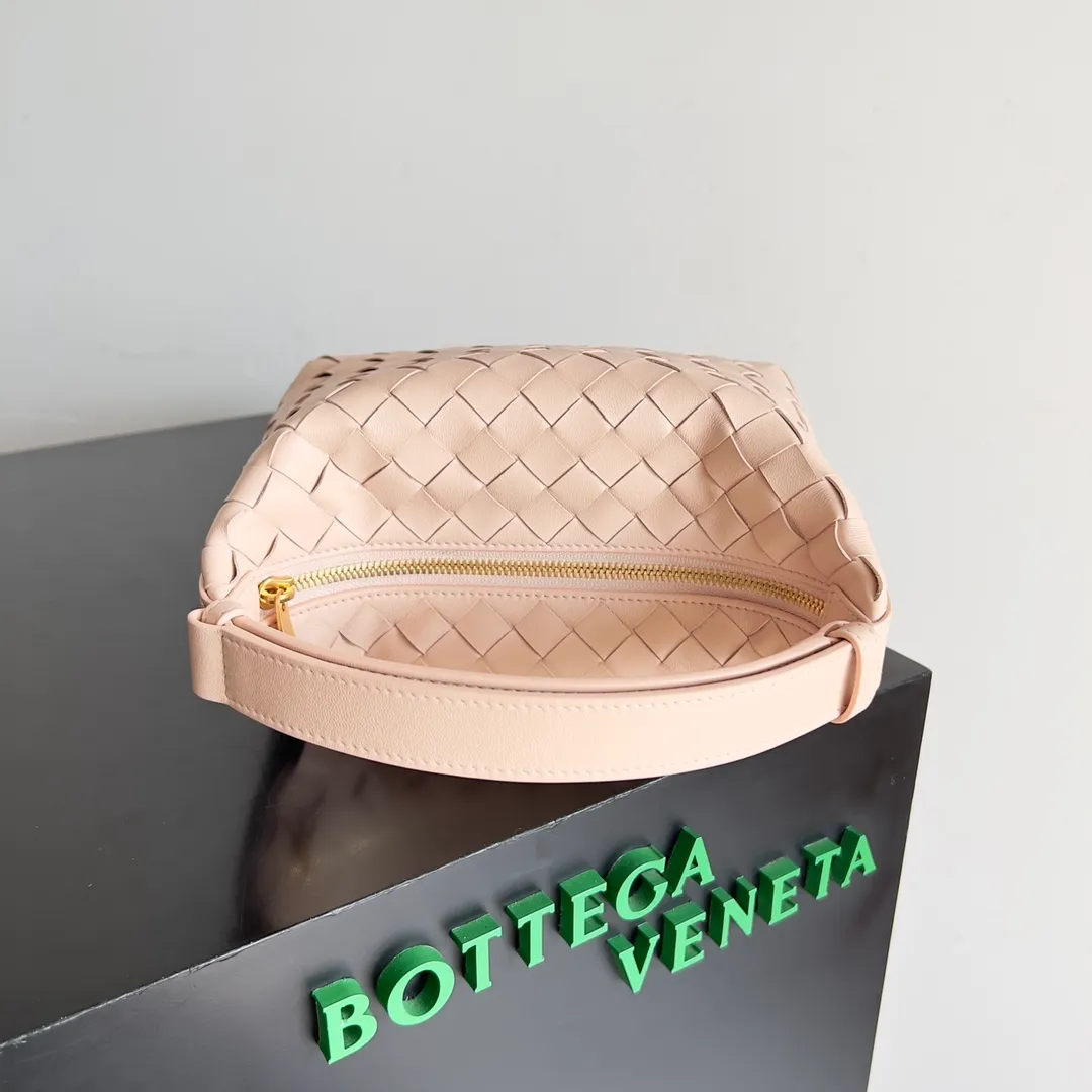 Batch 1360 It is predicted that BV Bottega’s lunch bag will be popular again this year. The entire bag is made of top nappa lambskin, which is very soft and lightweight. It also uses the intrecciato weaving process that the two founders spent several months developing from the beginning of the brand. It is completely hand-woven by Italian craftsmen. It perfectly reflects the craftsmanship of Bottega. The entire bag shape is also a very practical and popular lunch box bag type. The slightly curved arc of the bag mouth can also better fit our wrists. Style number: 754443 Size: 22*13*9